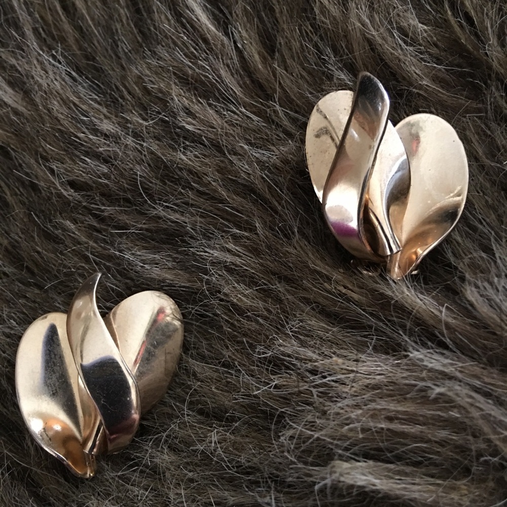 Vintage 70s gold tone floral style clip earrings